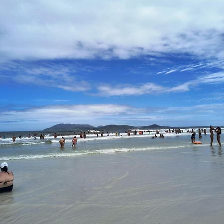 شقة Apartamento Com Vista Para Praia Do Forte Em كابو فريو المظهر الخارجي الصورة